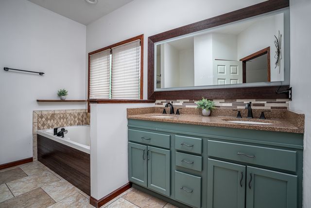 1585 DEER WOOD Drive, Bettendorf, IA 52722