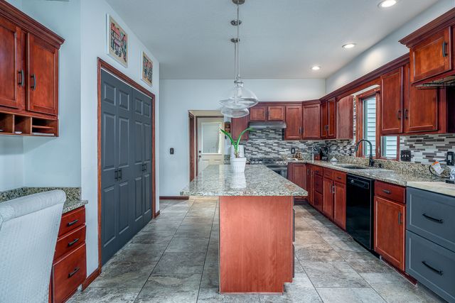 1585 DEER WOOD Drive, Bettendorf, IA 52722