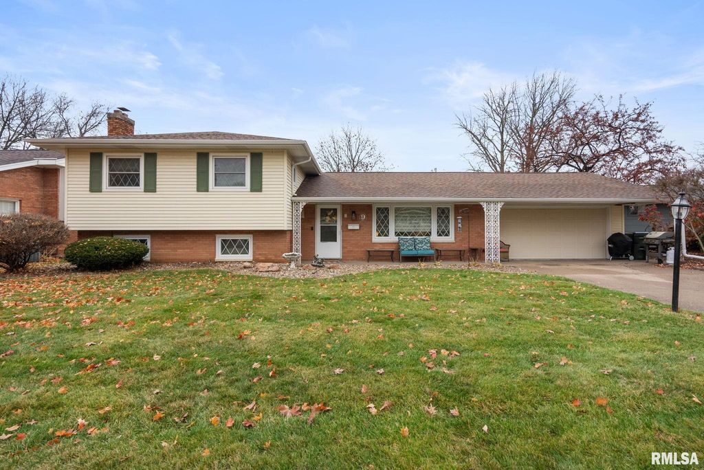 9 PARKWOOD Drive, Davenport, IA 52803