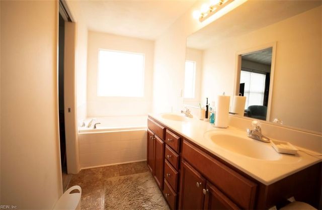 10 Rutland DR, Hampton, VA 23666