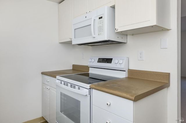 19 Manchester Ct, Novato, CA 94947