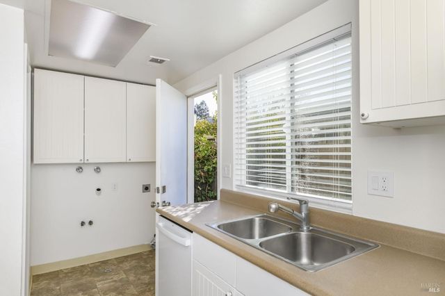 19 Manchester Ct, Novato, CA 94947