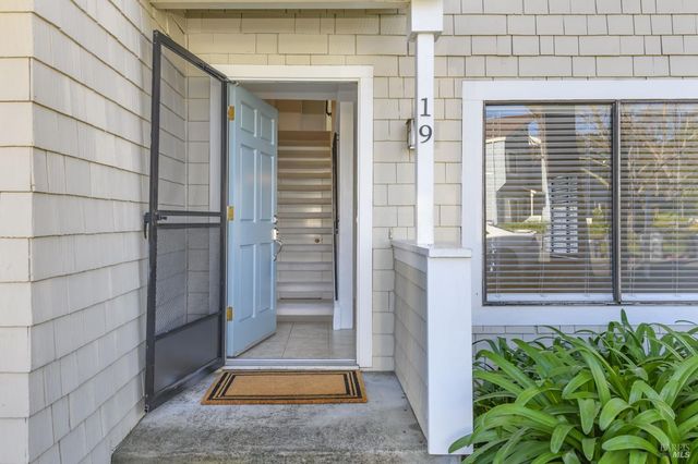 19 Manchester Ct, Novato, CA 94947