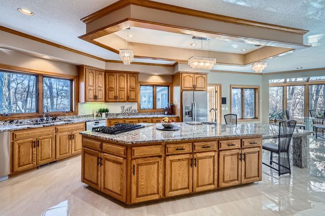 4 W Bay Lane, North Oaks, MN 55127