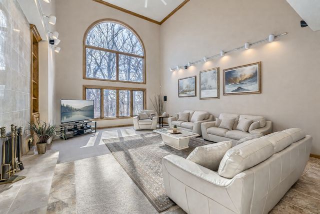 4 W Bay Lane, North Oaks, MN 55127