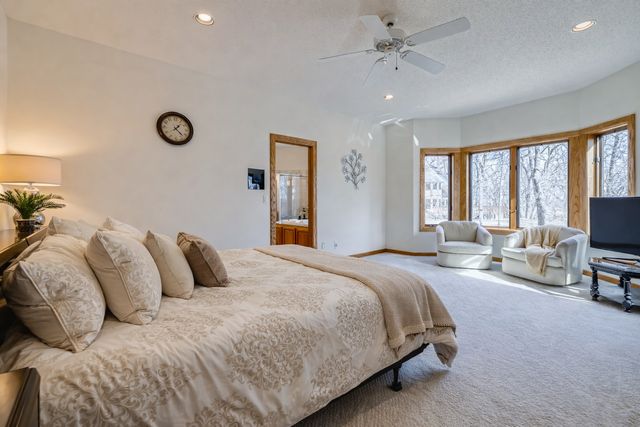 4 W Bay Lane, North Oaks, MN 55127