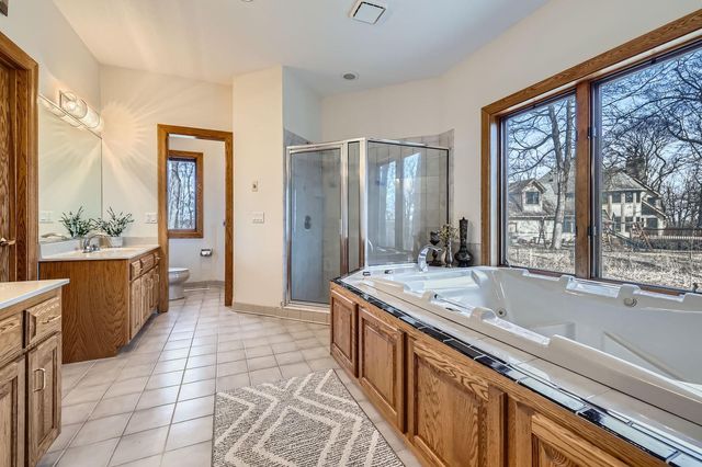 4 W Bay Lane, North Oaks, MN 55127