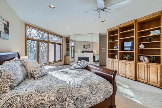 4 W Bay Lane, North Oaks, MN 55127