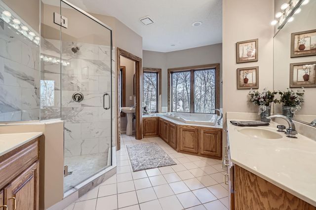 4 W Bay Lane, North Oaks, MN 55127
