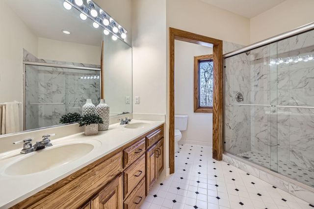 4 W Bay Lane, North Oaks, MN 55127