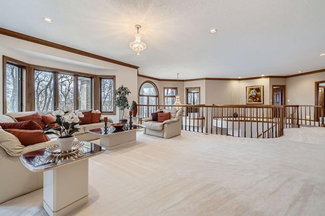 4 W Bay Lane, North Oaks, MN 55127