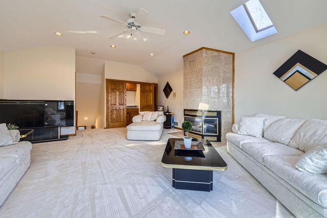 4 W Bay Lane, North Oaks, MN 55127