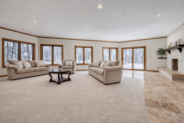 4 W Bay Lane, North Oaks, MN 55127