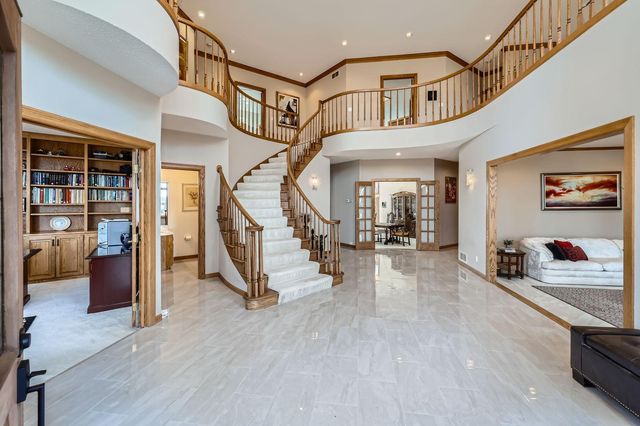 4 W Bay Lane, North Oaks, MN 55127