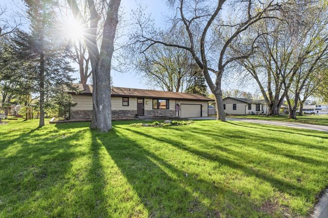 7611 Laredo Drive, Chanhassen, MN 55317
