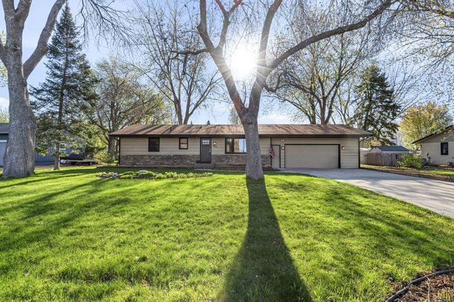 7611 Laredo Drive, Chanhassen, MN 55317