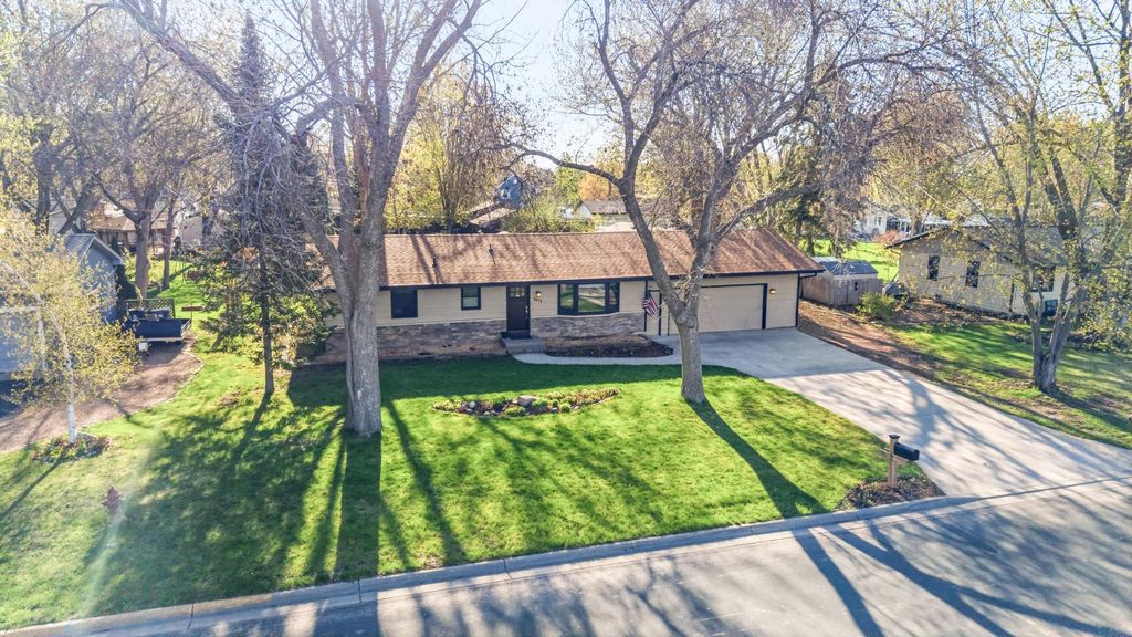 7611 Laredo Drive, Chanhassen, MN 55317