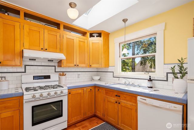 6051 6th Avenue NW, Seattle, WA 98107