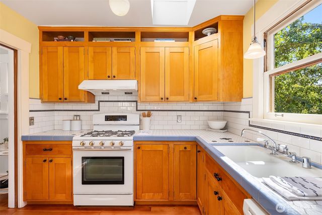 6051 6th Avenue NW, Seattle, WA 98107