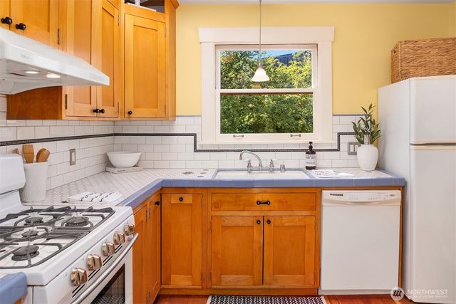 6051 6th Avenue NW, Seattle, WA 98107