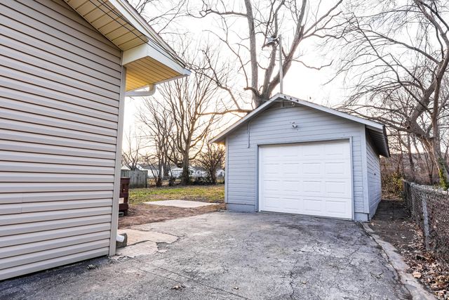 2129 N Kentwood Avenue, Springfield, MO 65803