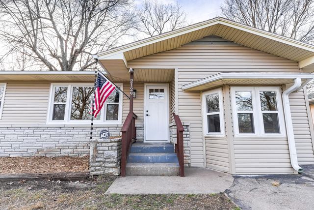 2129 N Kentwood Avenue, Springfield, MO 65803