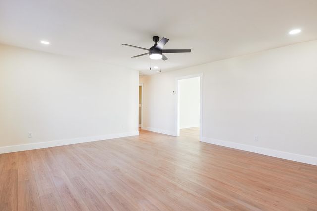 2129 N Kentwood Avenue, Springfield, MO 65803