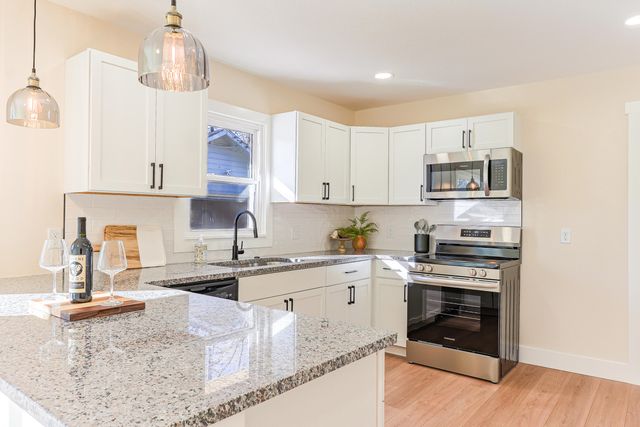 2129 N Kentwood Avenue, Springfield, MO 65803