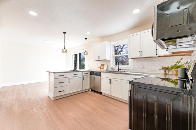 2129 N Kentwood Avenue, Springfield, MO 65803