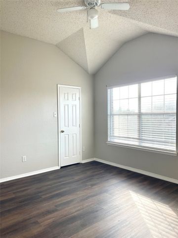 7728 Parkwood Plaza Drive, Fort Worth, TX 76137