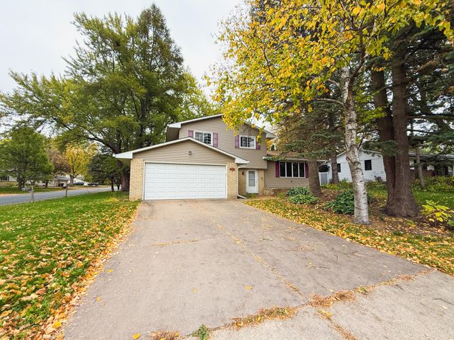 1081 Cedarwood Drive, Woodbury, MN 55125