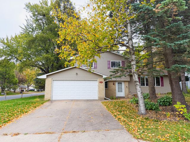 1081 Cedarwood Drive, Woodbury, MN 55125