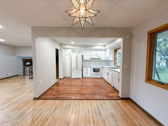 1081 Cedarwood Drive, Woodbury, MN 55125