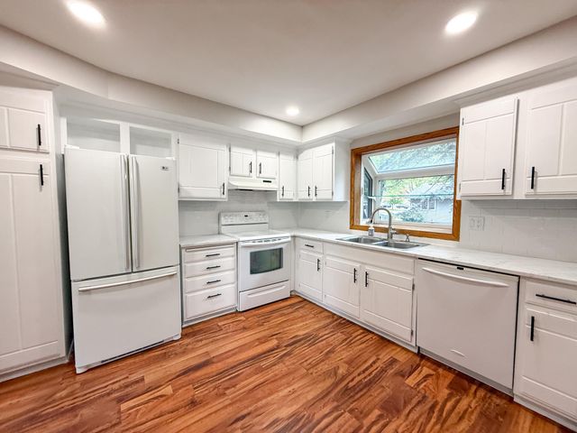 1081 Cedarwood Drive, Woodbury, MN 55125
