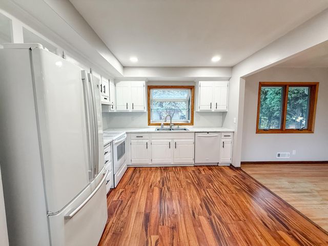 1081 Cedarwood Drive, Woodbury, MN 55125