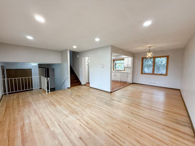 1081 Cedarwood Drive, Woodbury, MN 55125