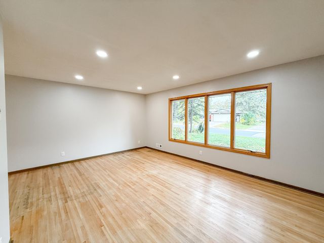 1081 Cedarwood Drive, Woodbury, MN 55125