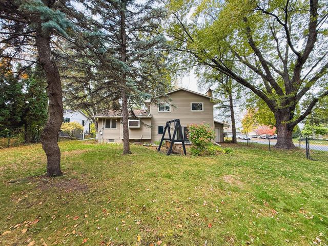 1081 Cedarwood Drive, Woodbury, MN 55125