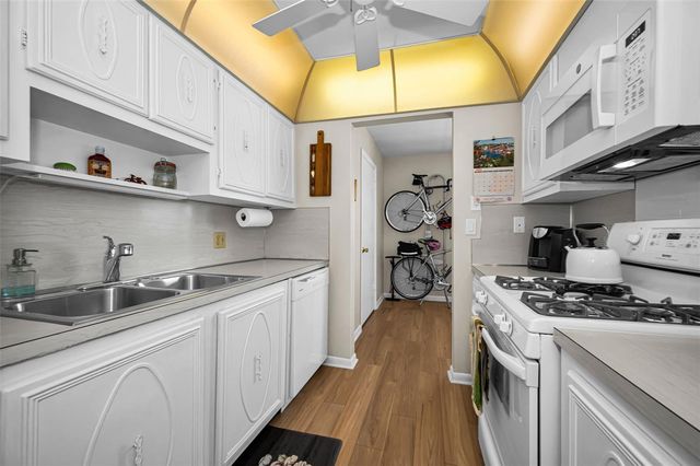 5227 81ST LANE N 22, St Petersburg, FL 33709