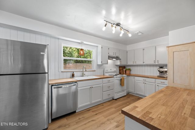 1314 E Walnut Grove Drive, Knoxville, TN 37918