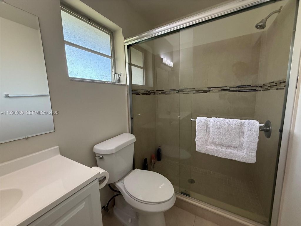 Image 13 of property listing at 900 Tallwood Ave 306, Hollywood, FL 33021