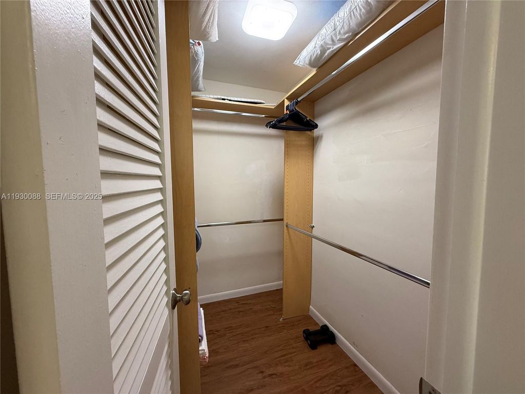 Image 20 of property listing at 900 Tallwood Ave 306, Hollywood, FL 33021