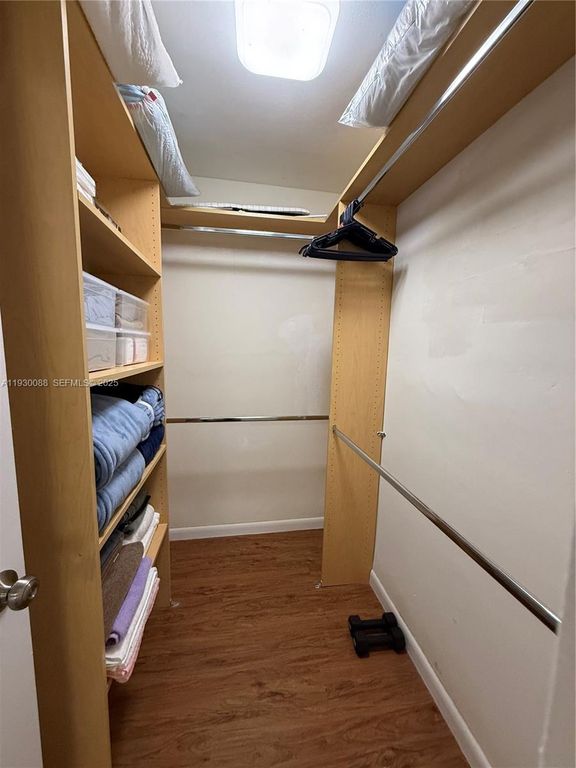 Image 21 of property listing at 900 Tallwood Ave 306, Hollywood, FL 33021