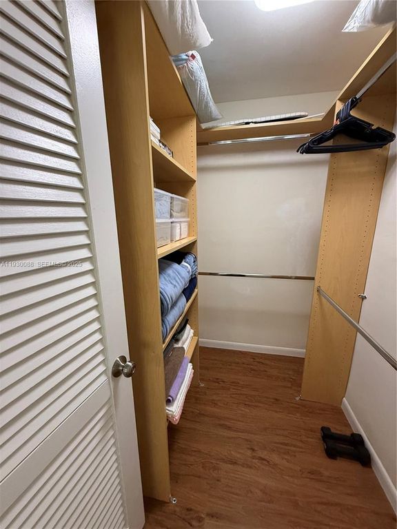 Image 22 of property listing at 900 Tallwood Ave 306, Hollywood, FL 33021