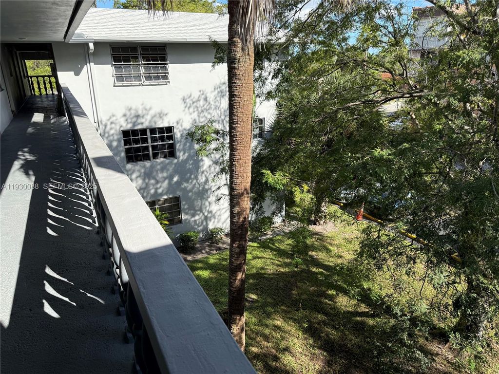 Image 26 of property listing at 900 Tallwood Ave 306, Hollywood, FL 33021