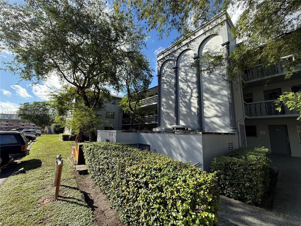 Image 30 of property listing at 900 Tallwood Ave 306, Hollywood, FL 33021