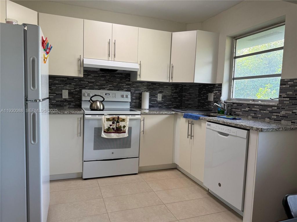 Image 4 of property listing at 900 Tallwood Ave 306, Hollywood, FL 33021