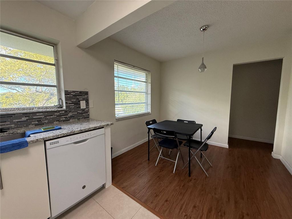 Image 7 of property listing at 900 Tallwood Ave 306, Hollywood, FL 33021