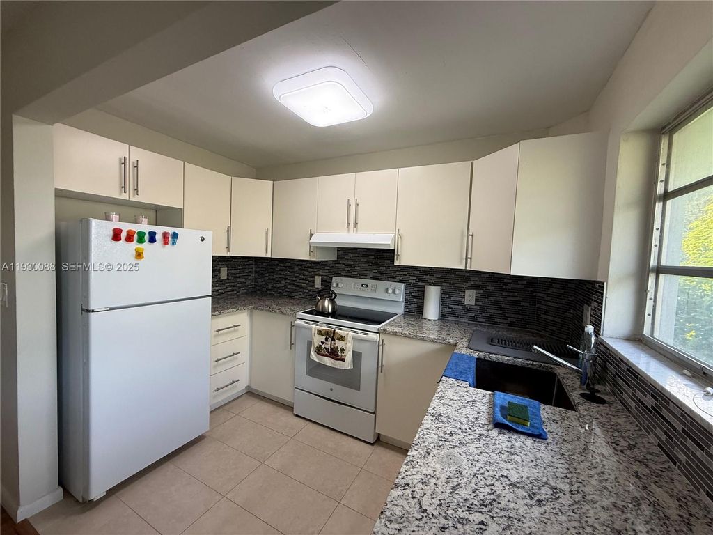 Image 8 of property listing at 900 Tallwood Ave 306, Hollywood, FL 33021
