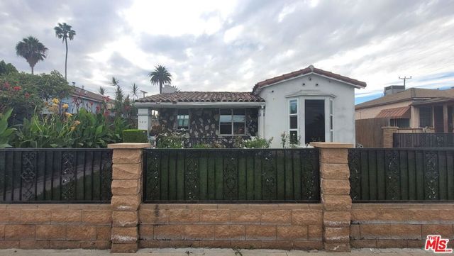 9819 S Hoover Street, Los Angeles, CA 90044